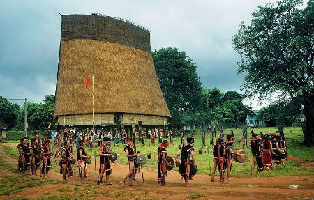 Le Dinh Tut, l’instrument de musique fétiche des Gie Trieng - ảnh 1